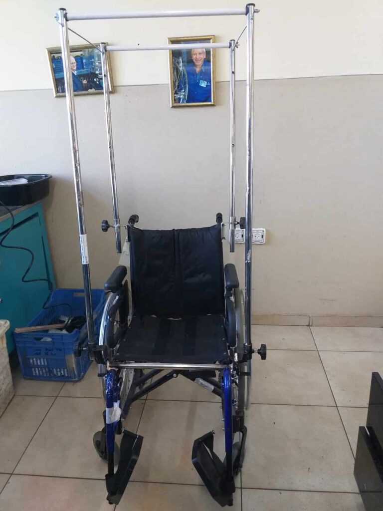 כסא גלגלים שהפך לקפסולה ניידת בתקופת הקורונה