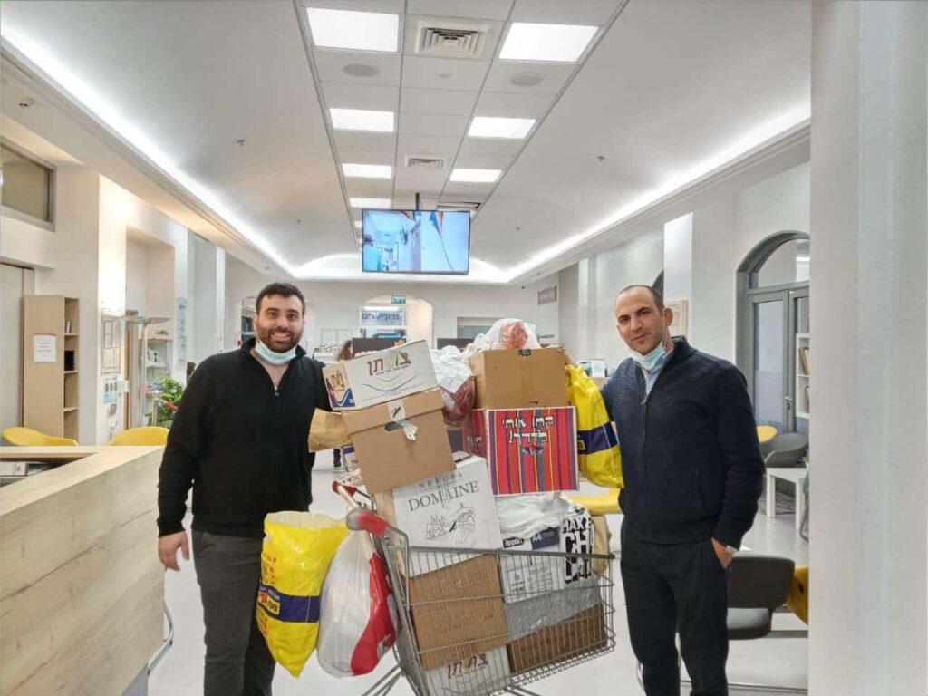 נדב, מנהל מחלקת המכירות בדיסקונט, עם החבילות המשמחות לילדים במיון יד שרה