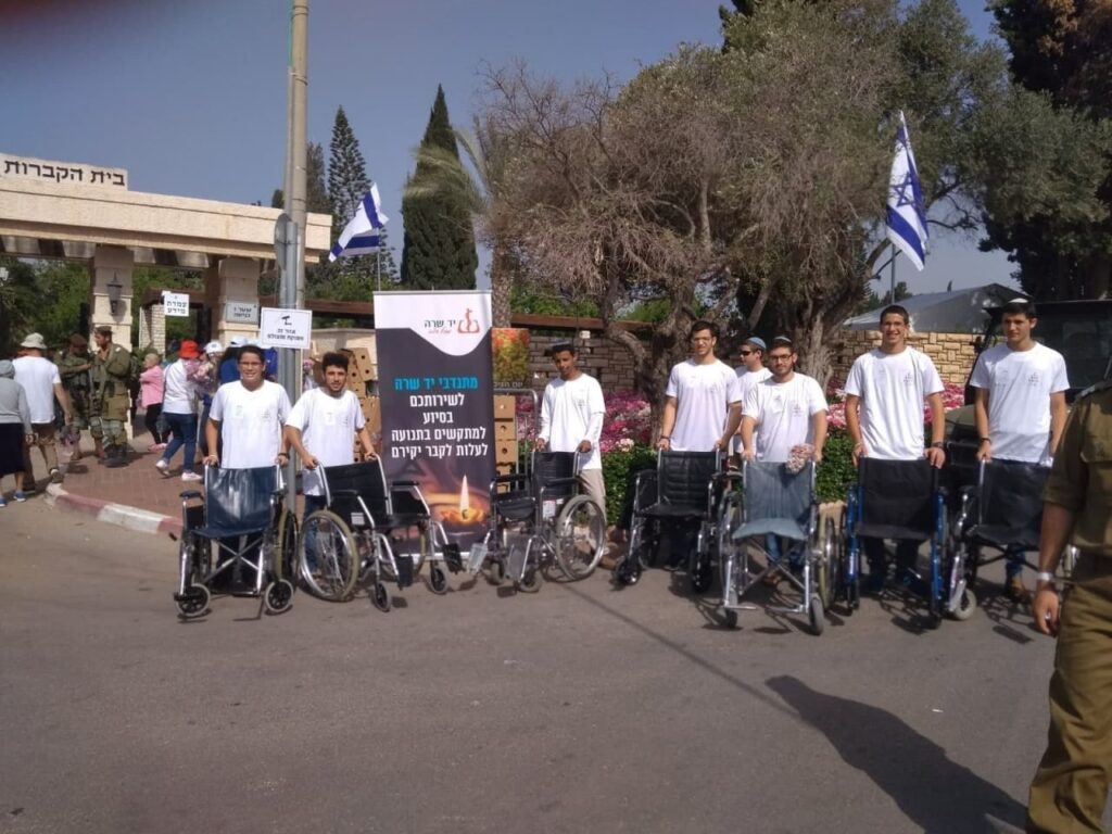 מתנדבים מוכנים לסייע למשפחות להגיע לקבר בעזרת כסאות גלגלים